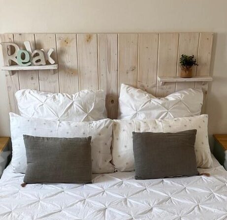 Cabecero Helsinki de madera vertical con baldas