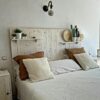 Cabecero Helsinki de madera vertical con baldas