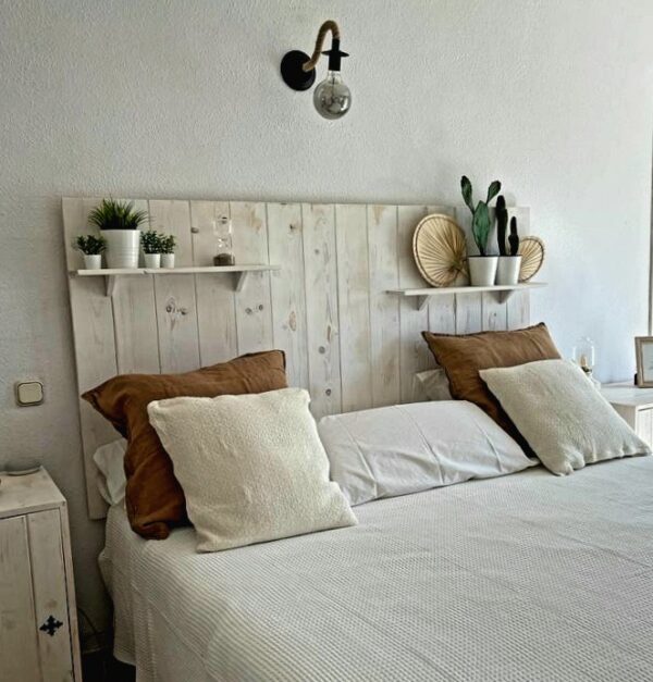 Cabecero Helsinki de madera vertical con baldas