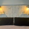 Cabecero Helsinki de madera vertical con baldas
