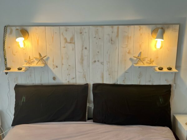 Cabecero Helsinki de madera vertical con baldas